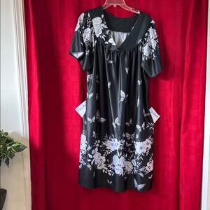Floral Black and White Nightgown27” pit to pit, one small dot on sleeve call out